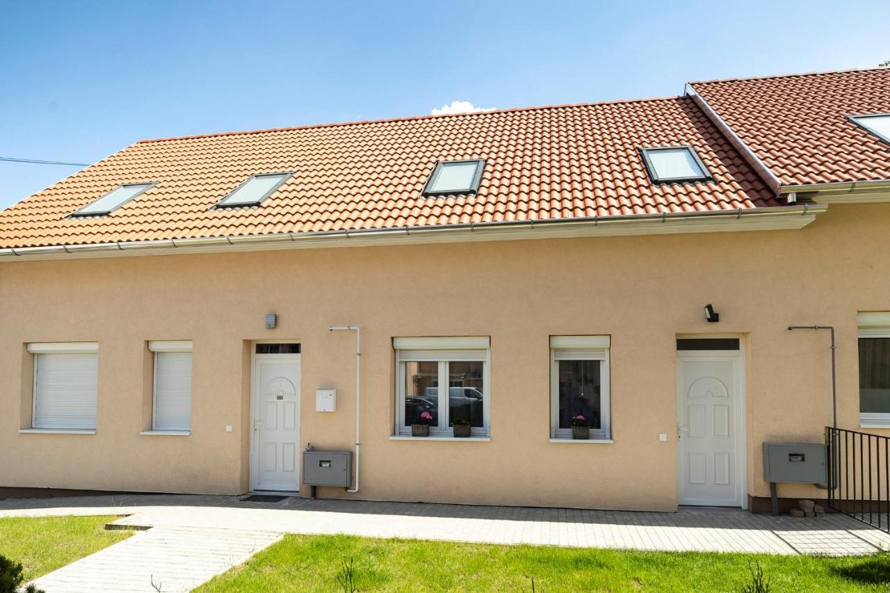 Zsenduelo Apartman Eger Exterior foto